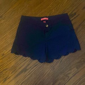 Navy blue, lily Pulitzer, scalloped shorts. Size 4